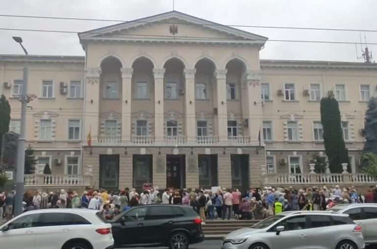 В Кишиневе у здания МВД прошла небольшая акция шоровцев