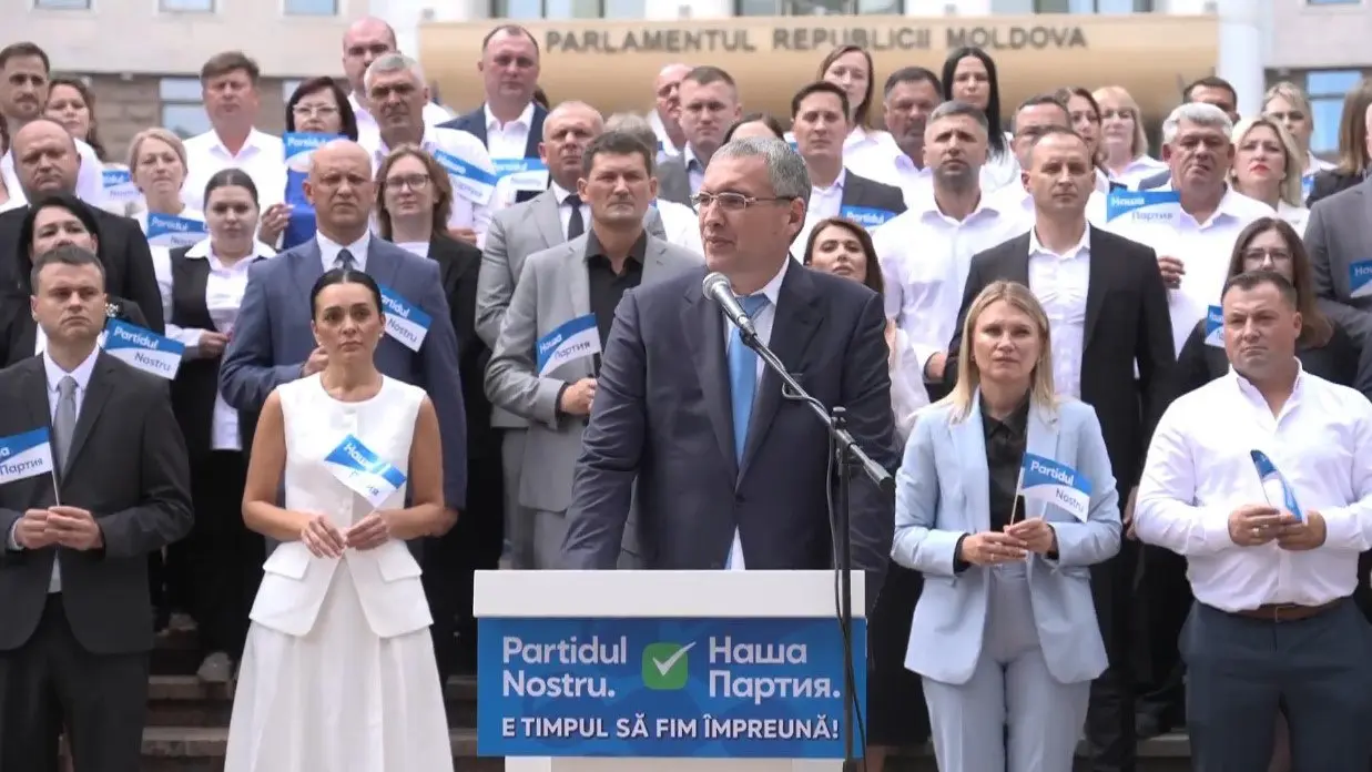 ренато усатый у парламента