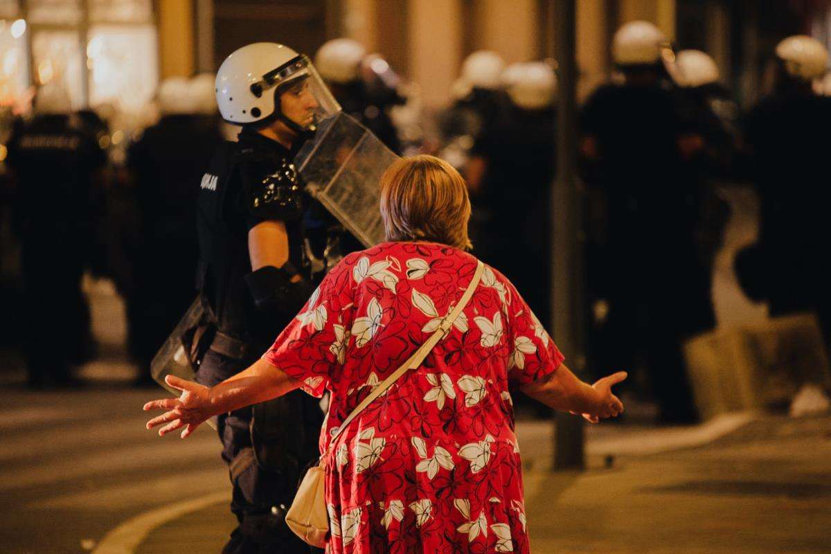 В Сербии продолжаются столкновения: протестующие атакуют офисы партии Вучича