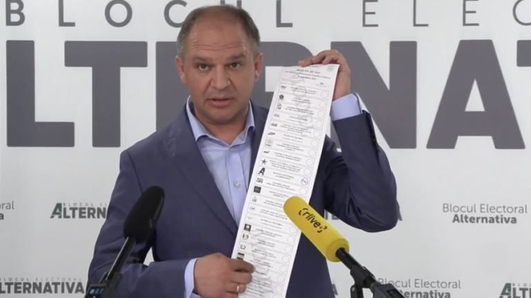Ион Чебан держит бюллетень