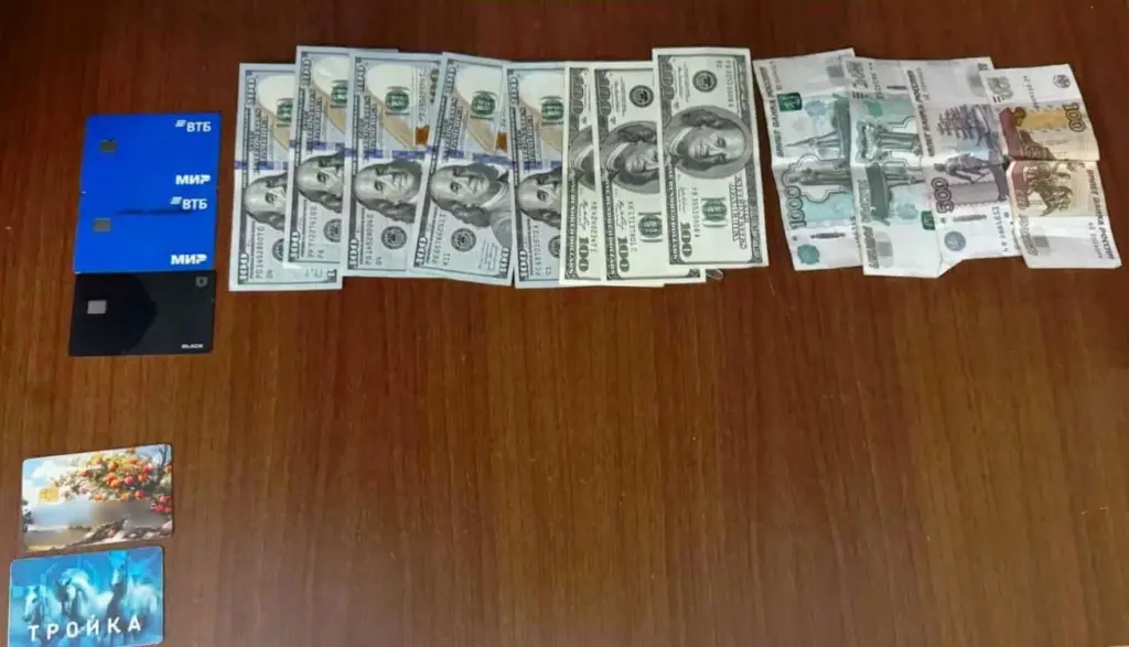 деньги и карты после обыска в Кишинёве