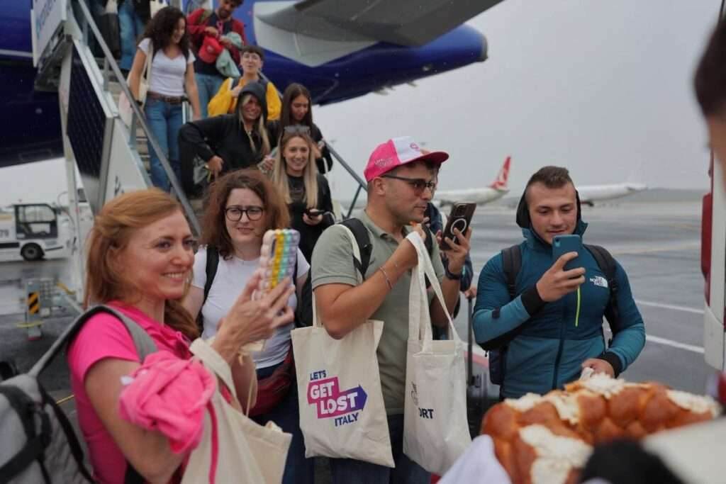 в Международном аэропорту Кишинёва приземлился необычный рейс Wizz Air по проекту LetsGetLost. 135 итальянцев прилетели в Молдову.
