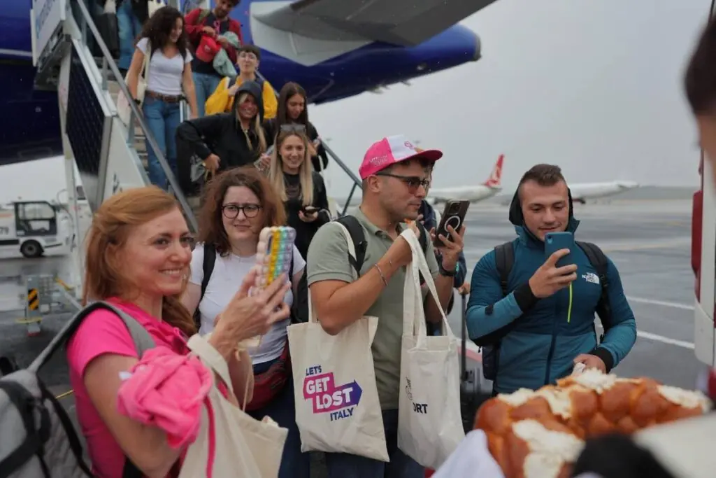 в Международном аэропорту Кишинёва приземлился необычный рейс Wizz Air по проекту LetsGetLost. 135 итальянцев прилетели в Молдову.