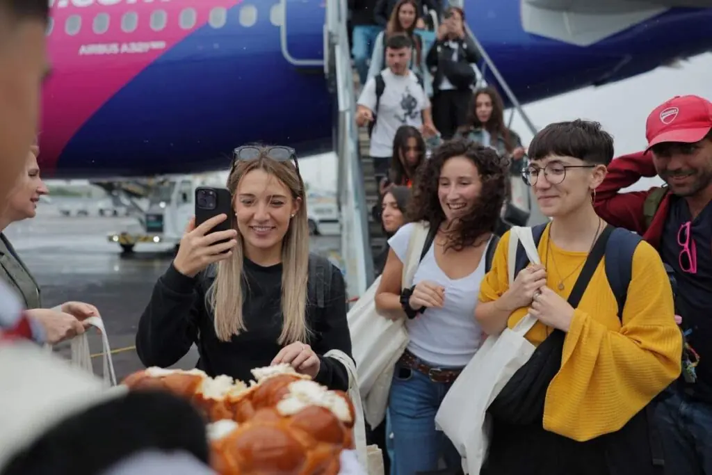в Международном аэропорту Кишинёва приземлился необычный рейс Wizz Air по проекту LetsGetLost. 135 итальянцев прилетели в Молдову.