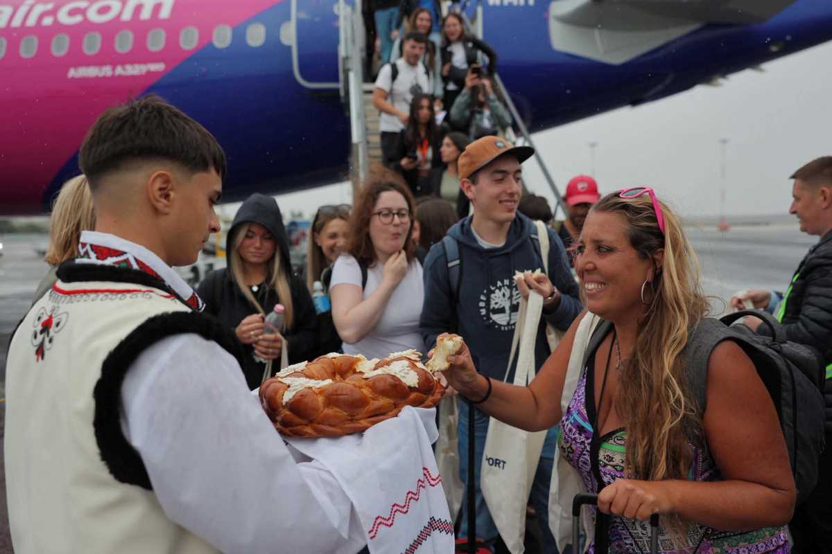 Секретный рейс Wizz Air приземлился в Кишинёве: 135 пассажиров узнали о пункте назначения только после посадки