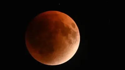 Жители Молдовы наблюдали полное лунное затмение