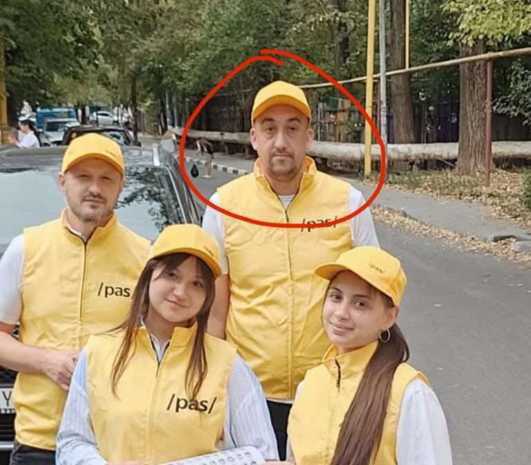 Сергей Еремчук в одежде с символикой PAS