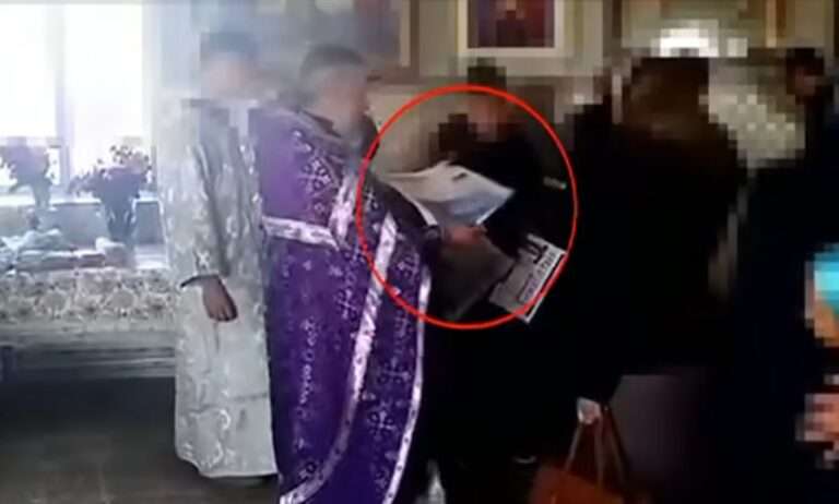 в Хынчештах во время службы в церкви священник раздавал прихожанам, в том числе детям, пропагандистские газеты,