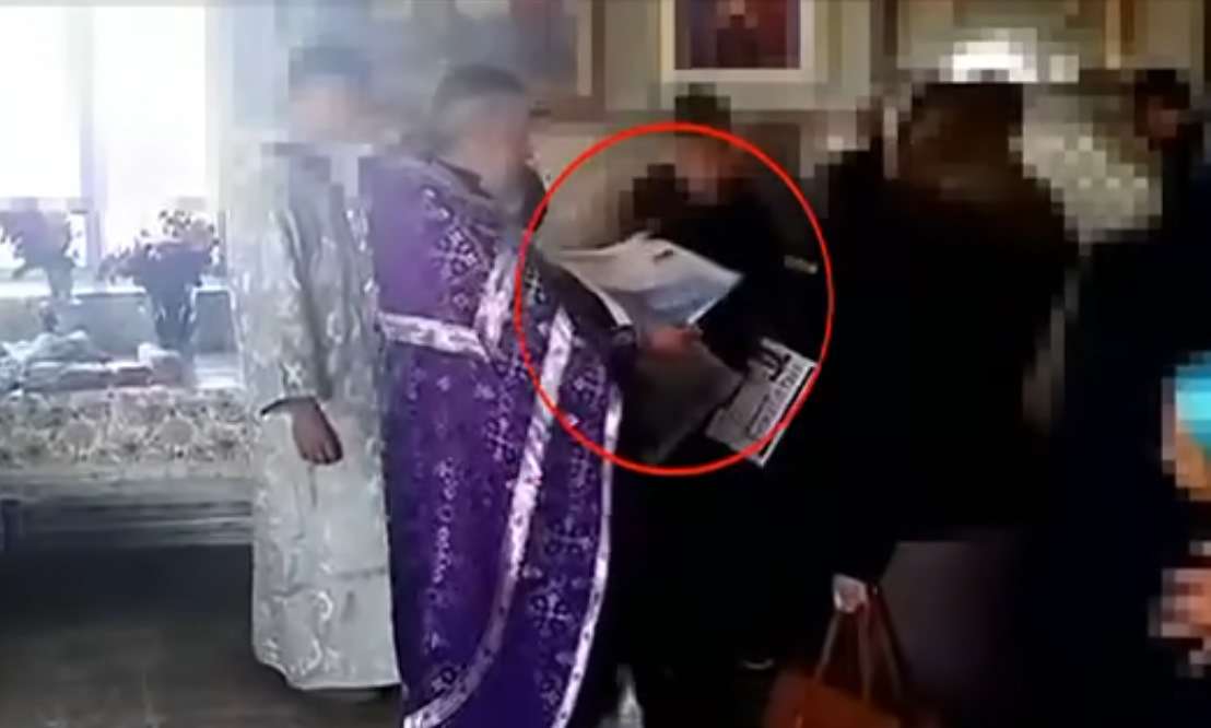 в Хынчештах во время службы в церкви священник раздавал прихожанам, в том числе детям, пропагандистские газеты,