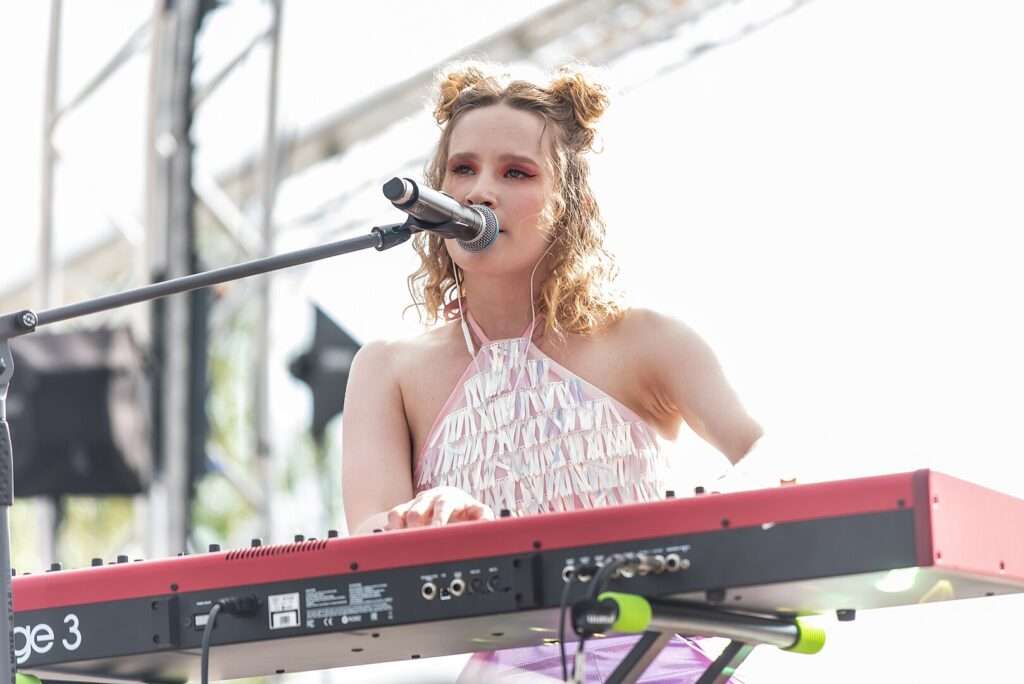 Исполнительница Монеточка на выступлении в РФ