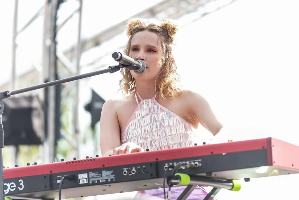 Исполнительница Монеточка на выступлении в РФ