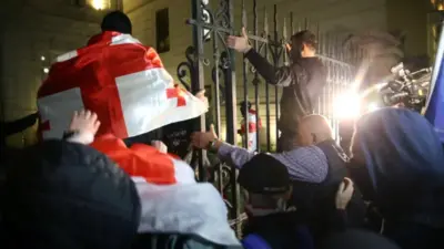 В Тбилиси вечером 4 октября протест против итогов местных выборов перерос в столкновения с полицией.