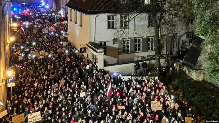 В Риге тысячи человек вышли на акцию против выхода из конвенции о защите женщин от насилия