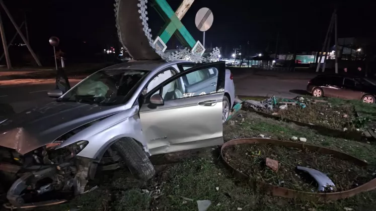 В Яловенском районе водитель влетел в крест у дороги