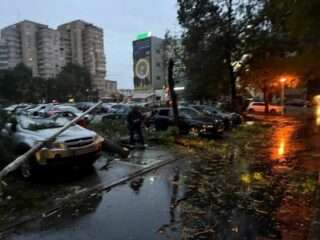 В Бухаресте буря повалила десятки деревьев, повредила более 160 автомобилей и превратила улицы в реки.