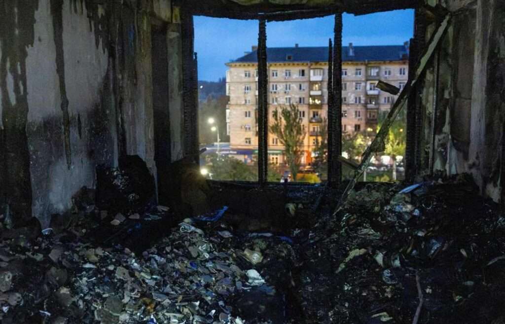 В Печерском районе Киева обломки дрона вызвали пожар в многоэтажке — загорелись 6–7 этажи.
