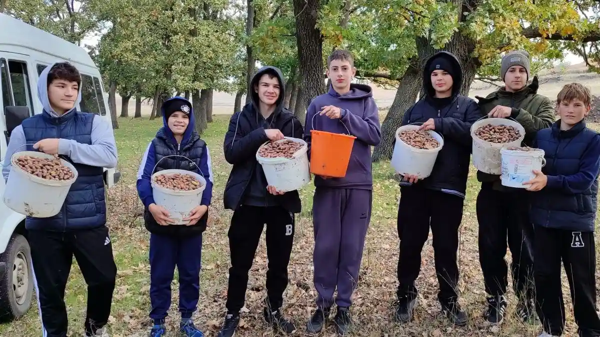 Ученики 8 класса гимназии села Конгазчик приняли участие в акции «Посади дерево», помогая Лесному хозяйству Комрата в осенней кампании. Ребята с энтузиазмом высаживали желуди и семена различных пород деревьев. «Мы гордимся активностью и добротой наших учеников. И выражаем искреннюю благодарность родителям за поддержку, понимание и помощь в организации этой акции», говорится на странице гимназии. Акция стала не только важным экологическим событием, но и уроком для молодежи о значении охраны природы, отметили в Главном управлении образования Гагаузии. В комментариях к публикации ведомства лесничий написал, что ребята оказали неоценимую помощь в восстановлении леса. фото Читайте также: Вино из Гагаузии взяло золото на международном конкурсе (АУДИО) Обыски и задержания в кишинёвском лицее им. Асаки: директора подозревают в коррупции и «откатах» «Всего четыре женщины»: активистки критикуют будущий кабмин Мунтяну