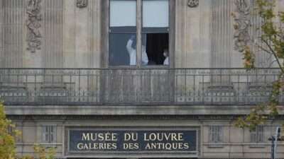 Французская полиция арестовала двух мужчин, подозреваемых в участии в ограблении Лувра, произошедшем на прошлой неделе.