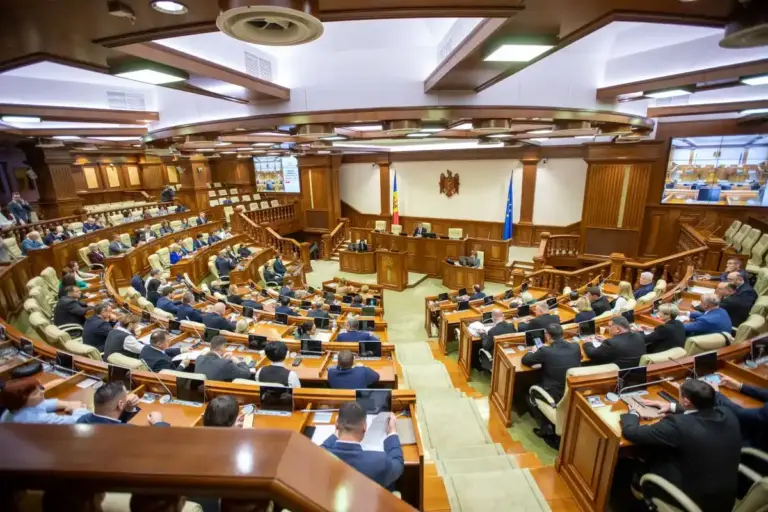 Парламент одобрил отставку восьми депутатов