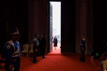 Президент Республики Молдова Майя Санду приняла участие в службе освящения росписи Национального собора в Бухаресте.