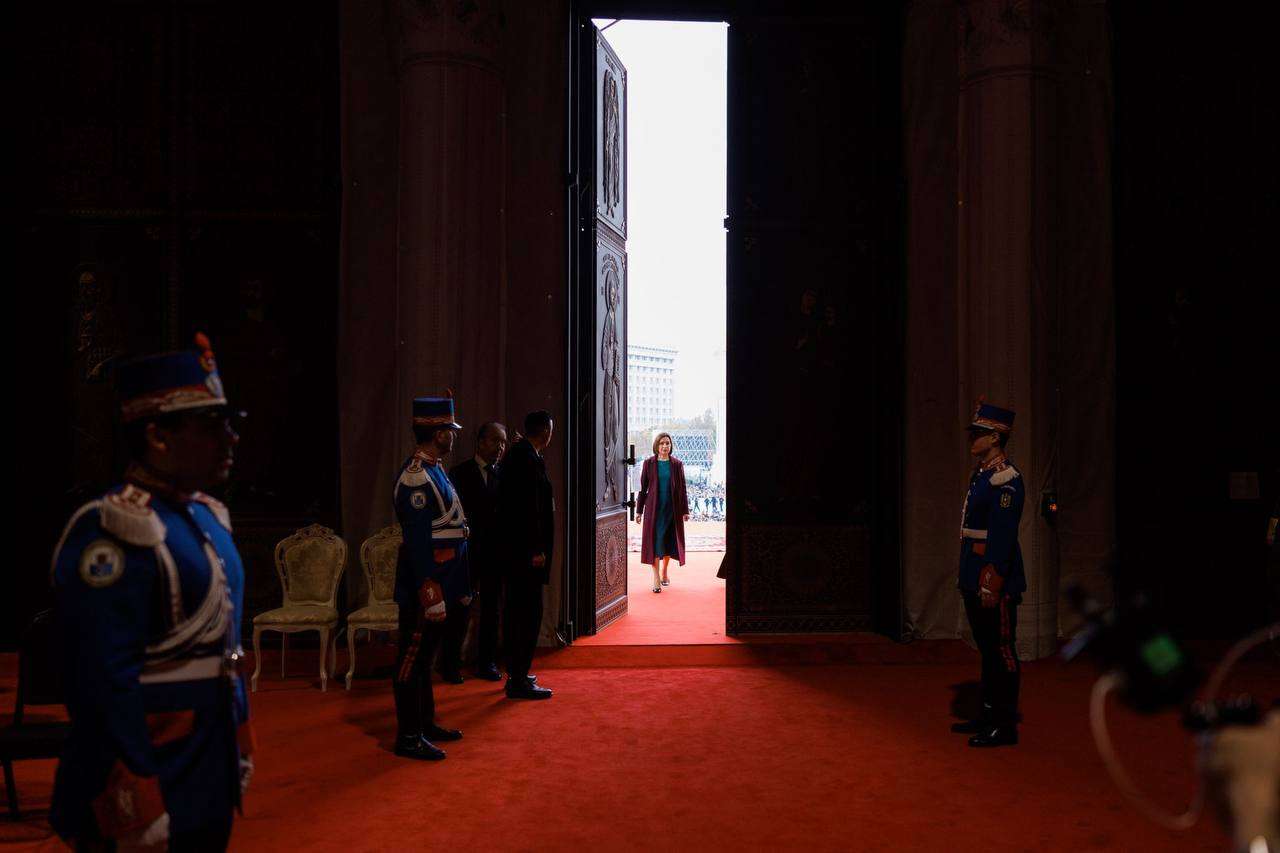 Президент Республики Молдова Майя Санду приняла участие в службе освящения росписи Национального собора в Бухаресте.