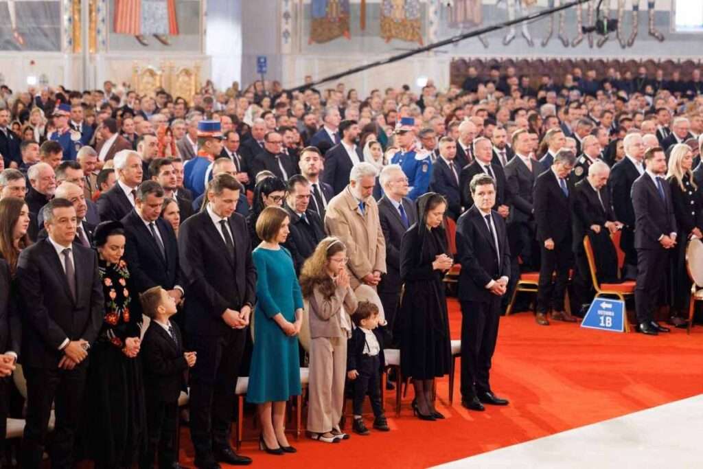 26 октября президент Республики Молдова Майя Санду приняла участие в службе освящения росписи Национального собора в Бухаресте.