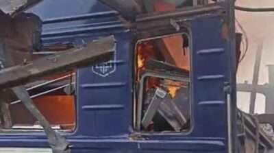 Россия нанесла удар по железнодорожному вокзалу в Шосткинской общине Сумской области. Российский дрон поразил пассажирский поезд,