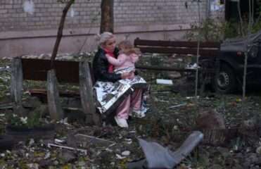 в Запорожье Россия разбомбила общежитие, ранены дети