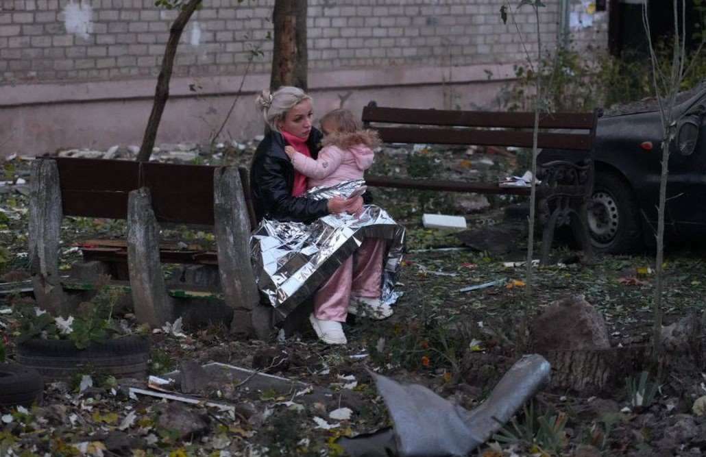 в Запорожье Россия разбомбила общежитие, ранены дети