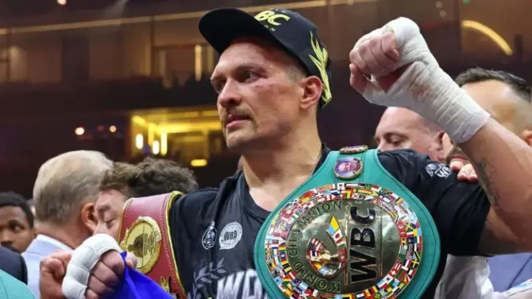 Украинский боксер Усик отказался от звания абсолютного чемпиона
