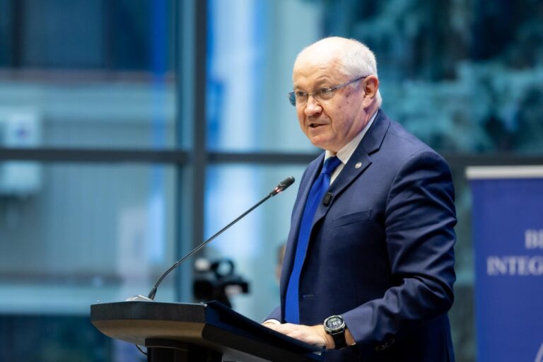Зарплаты бюджетников вырастут, пенсии проиндексируют: премьер о планах правительства