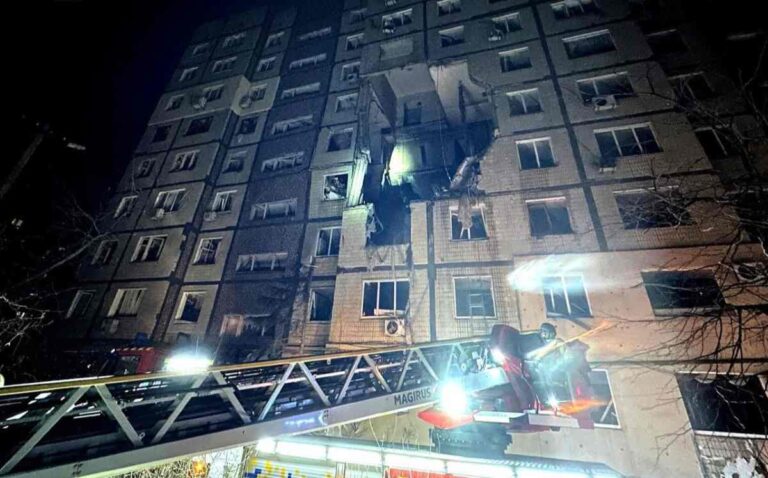 В Днепре российский дрон поразил девятиэтажный жилой дом