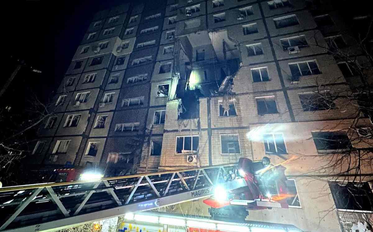В Днепре российский дрон поразил девятиэтажный жилой дом