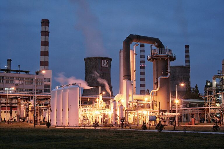 Нефтеперерабатывающий завод Lukoil в Плоешть