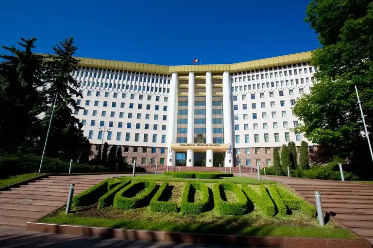 Парламент Молдовы отказался от групп дружбы с Россией и Беларусью