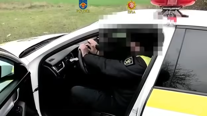 (ВИДЕО) Двух патрульных полицейских задержали с поличным при получении взятки в 300 евро
