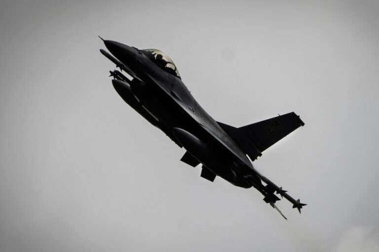 Румыния подняла в воздух F-16 из-за российских дронов у границы