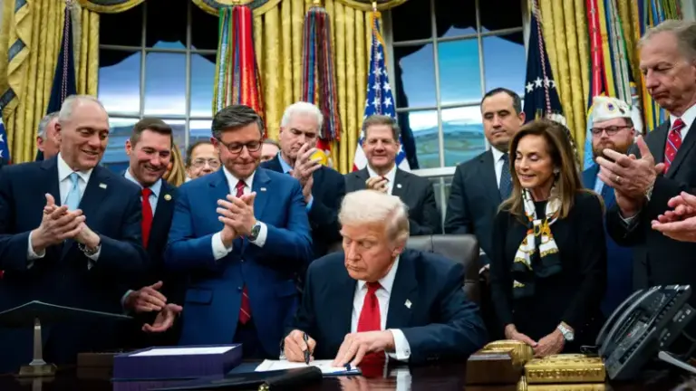 Трамп подписал временный бюджет: самый долгий шатдаун в истории США завершён