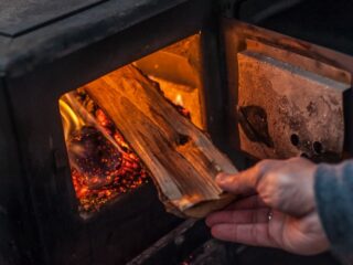 В Окницком районе попытка разжечь печь закончилась взрывом: женщина в больнице