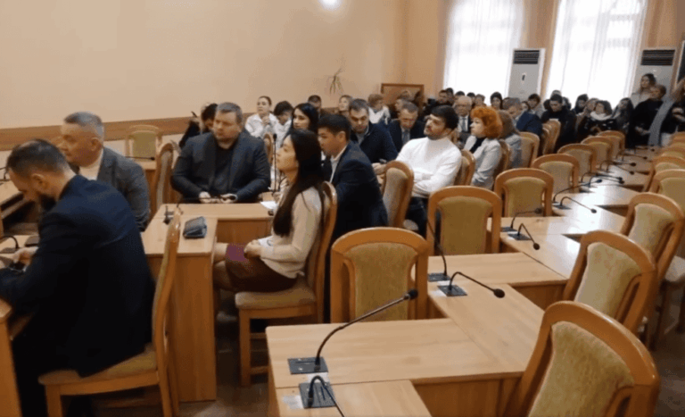 Заседание мунсовета Кишинёва сорвалось из-за спора о зарплатах учителям