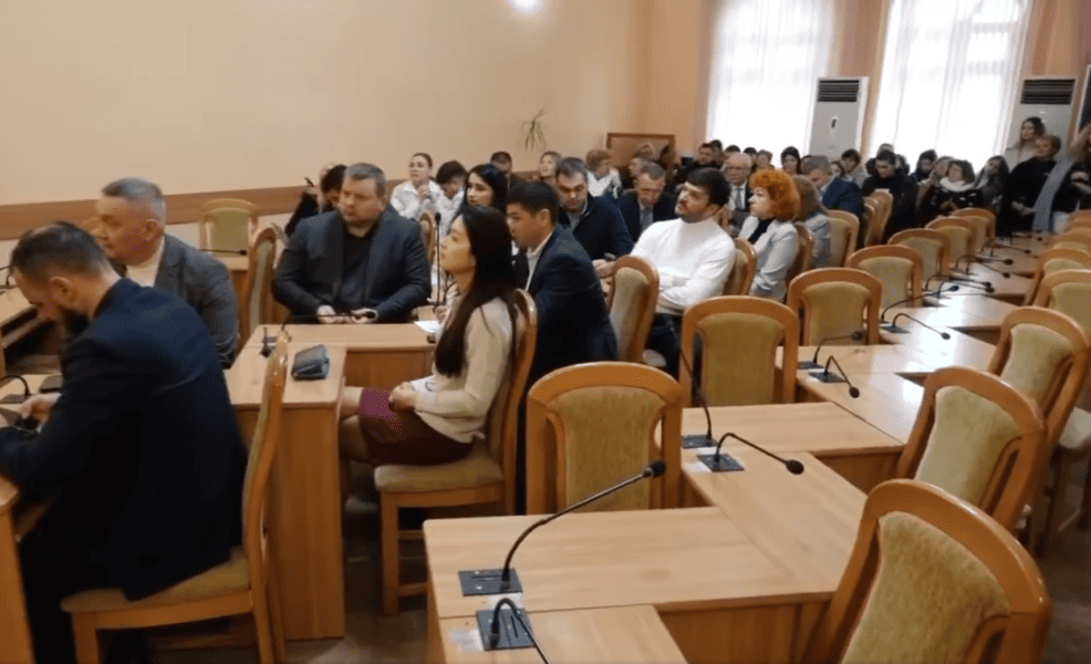 Заседание мунсовета Кишинёва сорвалось из-за спора о зарплатах учителям