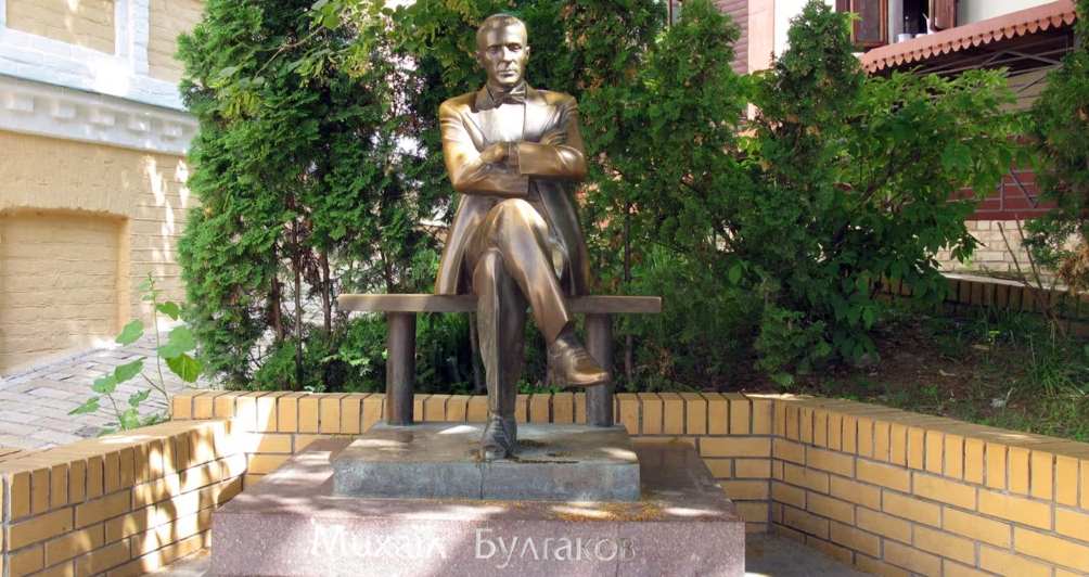 В Киеве демонтируют памятник Булгакову и ещё 14 объектов