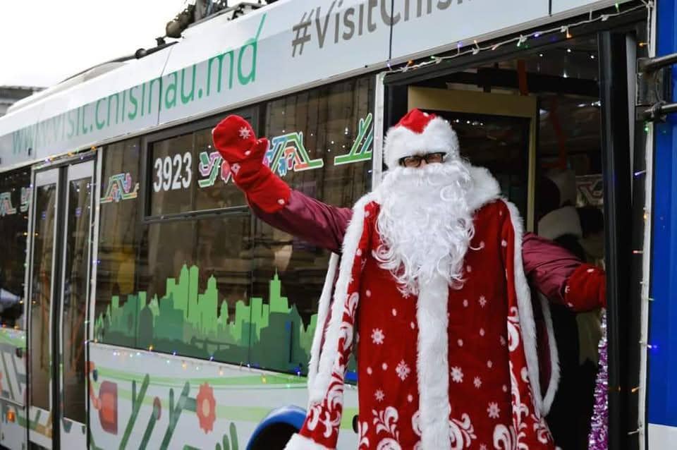 в Кишинёве проходят тематические новогодние экскурсии на туристическом троллейбусе с Дедом Морозом