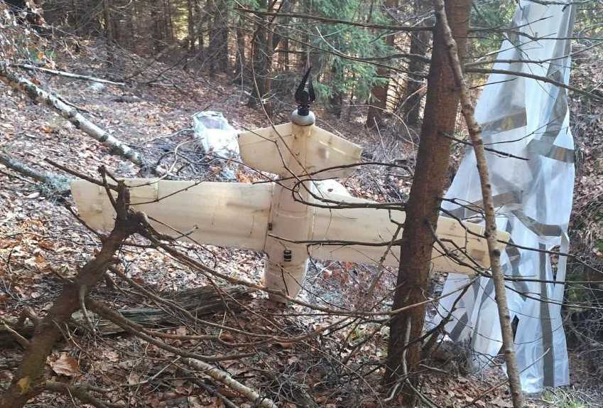В румынском жудеце Арджеш в воскресенье, 21 декабря, охотник обнаружил в лесу крупный беспилотник