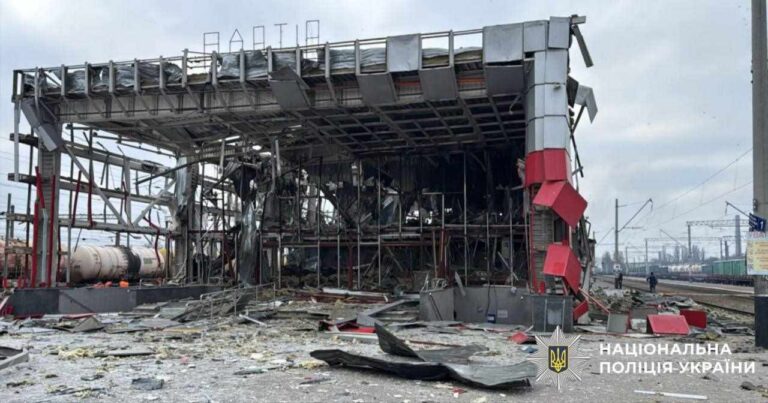 В Фастове ракета уничтожила железнодорожный вокзал и повредила моторно-вагонное депо.