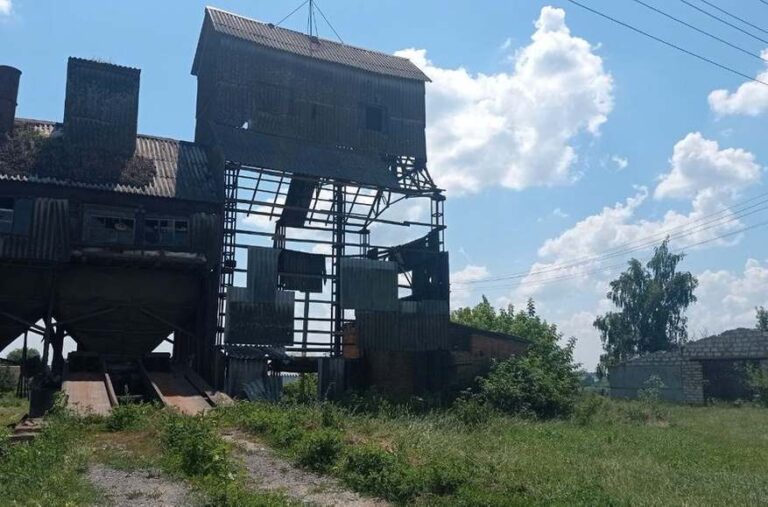 Украина заявляет, что военные РФ 20 декабря пересекли границу в районе села Грабовское и вывезли местных жителей на территорию России.