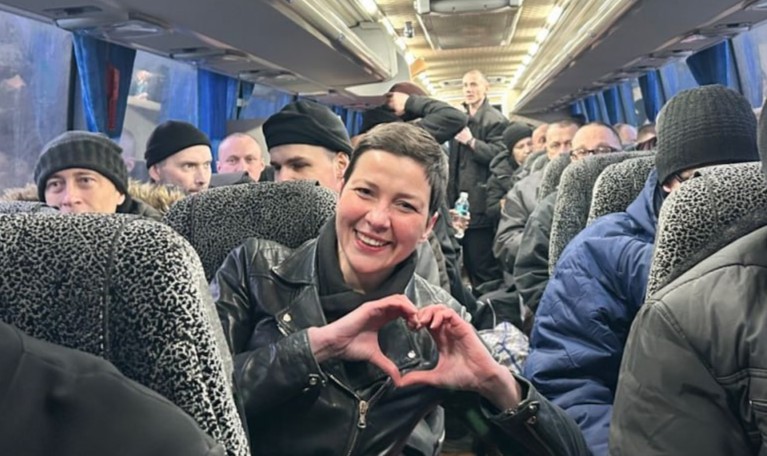 В Беларуси Александр Лукашенко объявил о помиловании 123 политзаключённых. Среди освобождённых — Мария Колесникова,