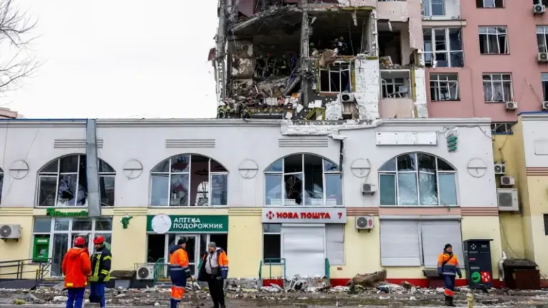Жилой дом, пострадавший от российской атаки 27 декабря. Фото: Reuters