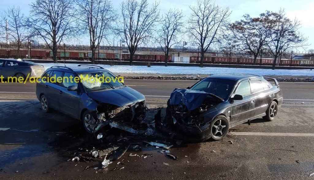 Лобовое столкновение на Албишоаре в Кишинёве: пассажира госпитализировали