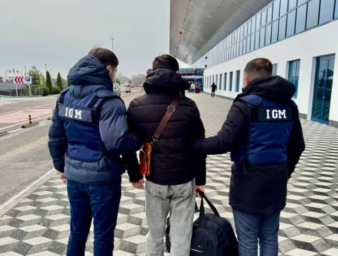 25-летнего гражданина Азербайджана выдворили из Молдовы за нелегальный запуск фейерверков в новый год